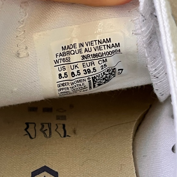 Timeless Low Top White Converse Shoes - Picture 4 of 4